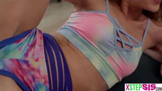 Tiny lengkah adina jeung kedap nya babaturan geus stepbro meunangkeun hiji kaduga boner pikeun eta