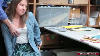 Cailín Brunette ghabhtar shoplifting agus an t-oifigeach punishes a fear.Sé gropes a tits beaga agus dominates di a thabhairt dó bj.Ansin sé bangs di pussy
