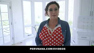 Granmè Amanda Ryder a Sekrè Pwofesyon Montre L &#039; Stepgrandson Premye Men