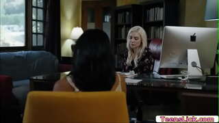 Avi爱情只是看看麦肯齐*泰勒的喜欢舔她的阴部