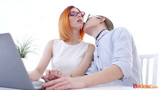 18videoz - ಗುದ ಸಂಭೋಗ ತೆರೆಯುತ್ತದೆ, ಹೊಸ ಪದರುಗಳು ಈ ಉತ್ಸಾಹಿ ಪುಟ್ಟ