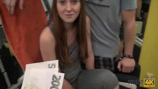 HUNT4K. Cuckold untuk tunai permit pemburu untuk fuck PESTA di kosong gym