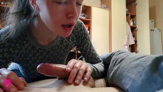 Страстный небрежный минет жылдын миниатюрной красотки менен спермой кургоо