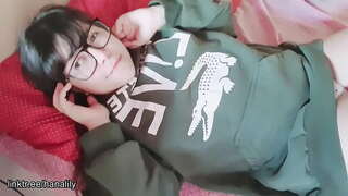 La muchacha adolescente tocando su coño