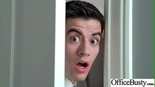 הזנזונת (יהלום ג &#039; קסון) עם סיבוב ציצים גדולים נתפסים במשרד vid-09