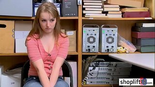 الساخنة فتاة اللص استغل من قبل ضابط فاسد