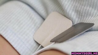 Өгей шеше және оның кішкентай қыз бала қабылданды бірін-бірі