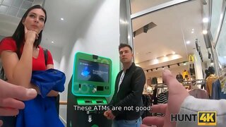 HUNT4K. El hombre observa cómo su belleza obtiene penetraron por extraño